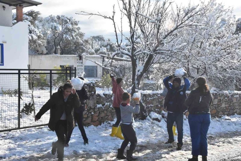 İstanbul’a çile olan kar, Bodrum’a neşe oldu
