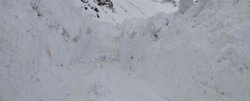 Kar kalınlığının iş makinelerinin boyunu geçtiği yolda zorlu çalışma
