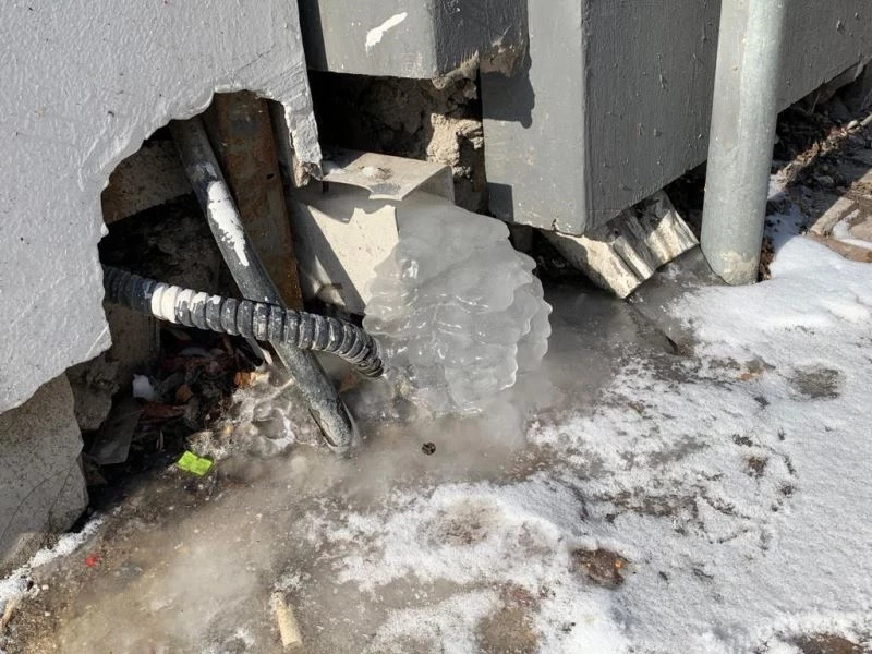 Eskişehir’de çatı suyu tahliye boruları dondu
