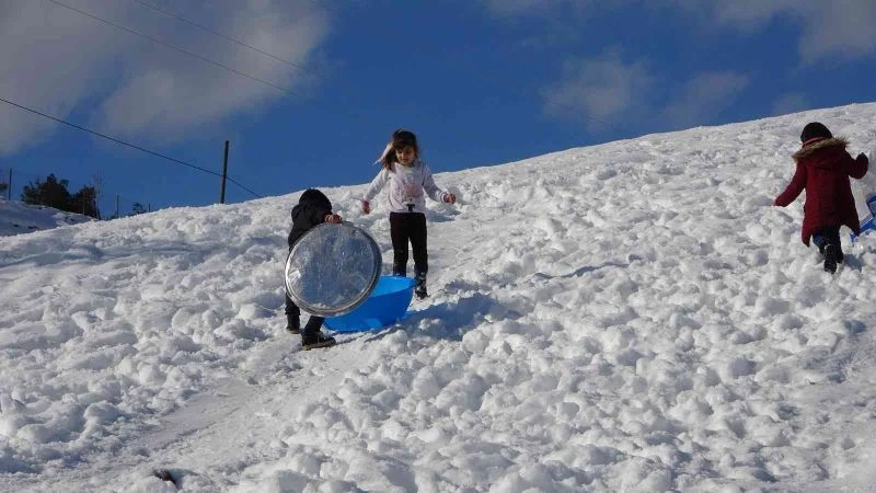 Adana’da tepsili leğenli karda kayma keyfi
