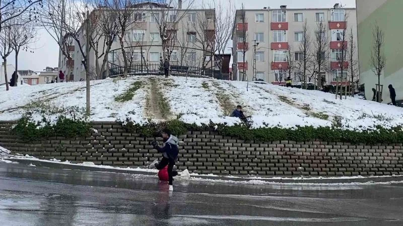 Ümraniye’de çocukların tehlikeli kayma oyunu yürekleri ağza getirdi

