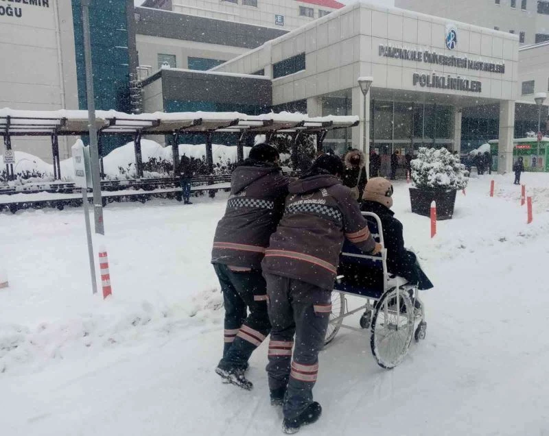 Pamukkale’de mahsur kalanlara belediye yardım etti
