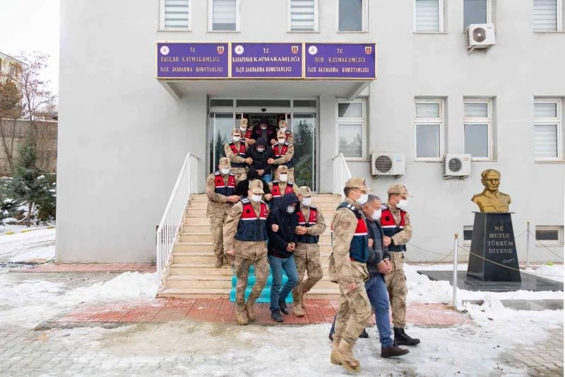 Tren raylarını oksijen tüpüyle kesip çalan 8 şüpheli yakalandı
