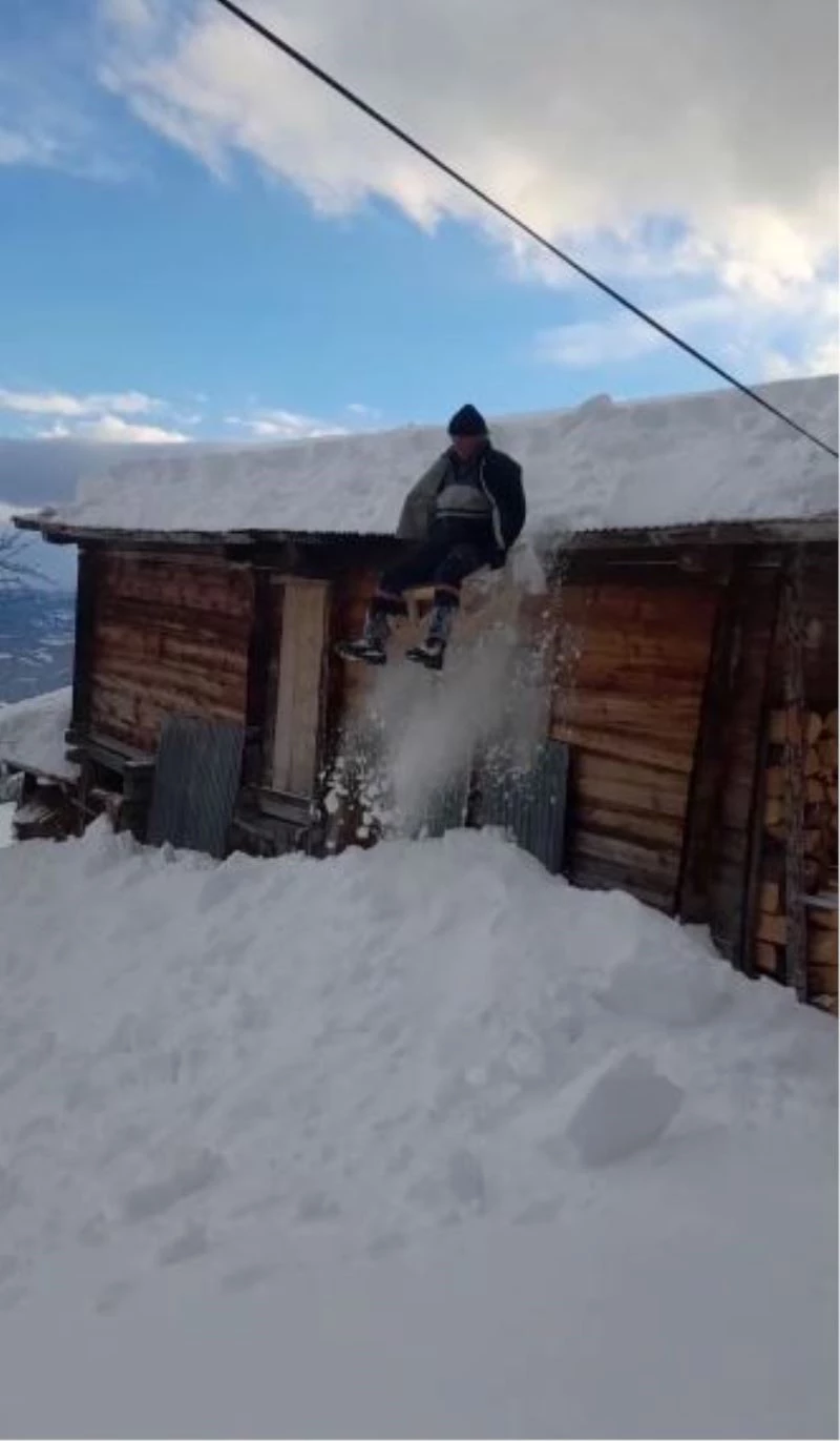 Yolda kaymaktan sıkılan dede ve torunu soluğu evin çatısında aldı

