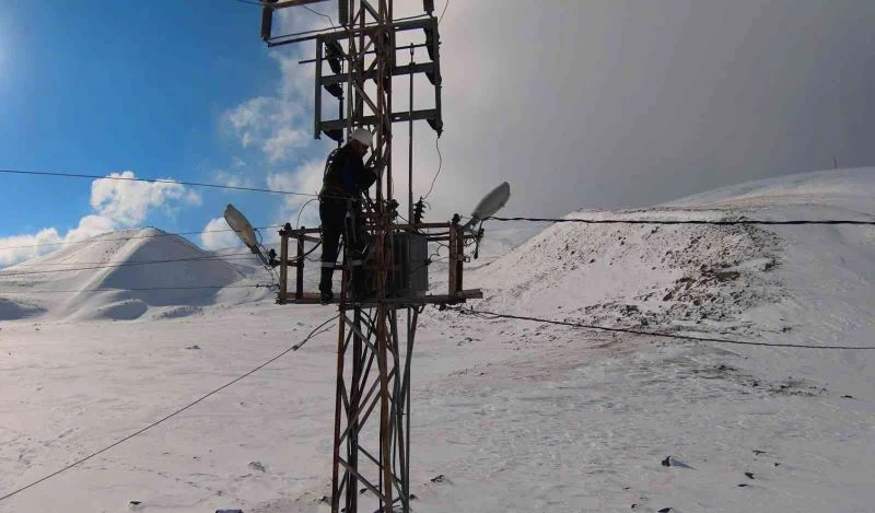 Enerji ekipleri, zorlu kış şartlarında görev başında
