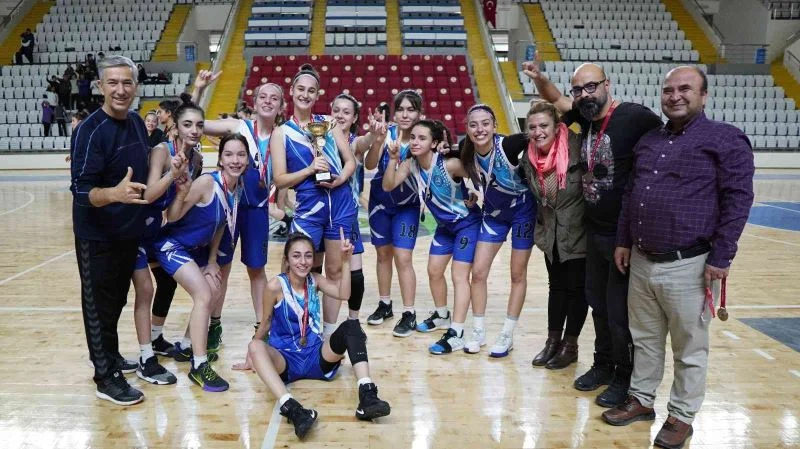 Turgutlu Lisesinin perileri adını yarı finale yazdırdı
