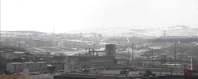 Onbeş dakikalık kar yağışı Bandırma’yı beyaza bürüdü
