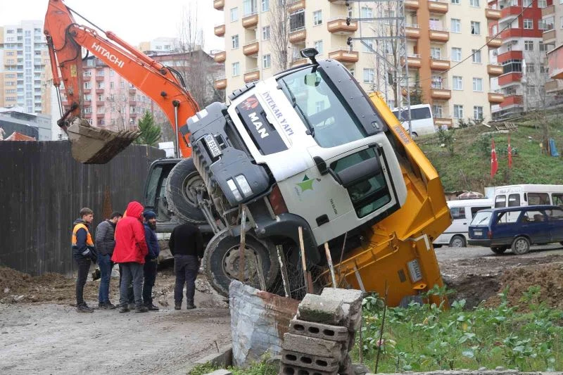 Üstünden yol geçen dere yatağı çökünce kamyon içerisine düştü
