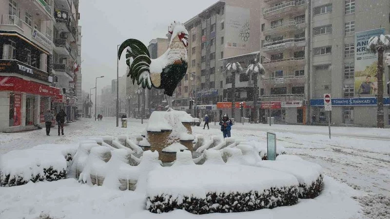 Denizli kent merkezinde kar kalındığı 10 santimetreyi aştı
