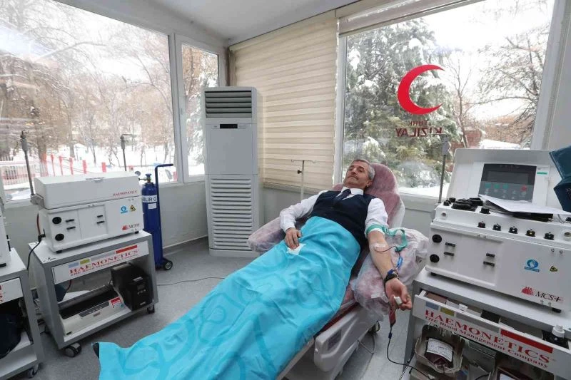 Tahmazoğlu kan vererek kan bağışı çağrısında bulundu
