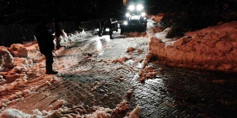 Türkeli’de kar küreme ve tuzlama çalışmaları
