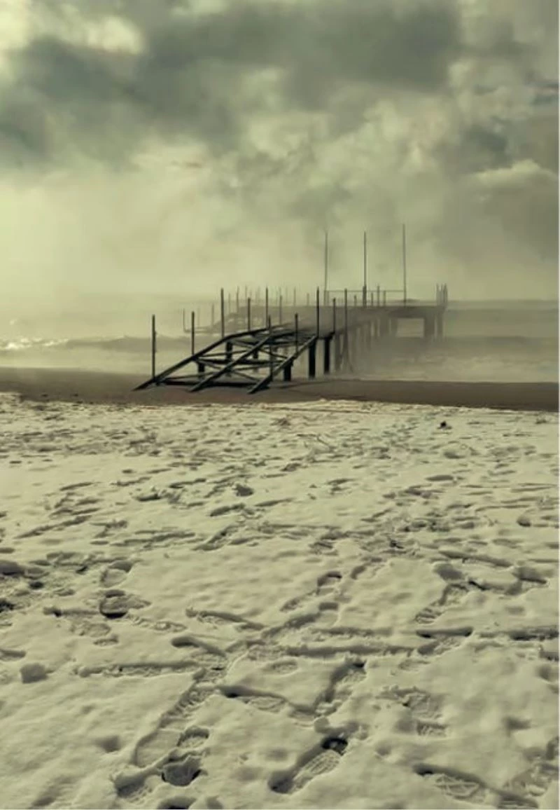 Tatil merkezi Manavgat’ın sahilleri beyaza büründü
