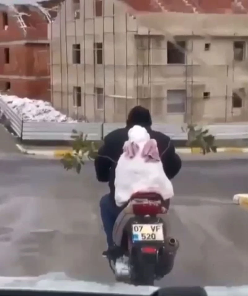 Antalya’da motosikletin arkasındaki kardan adam ile şehir turu attı
