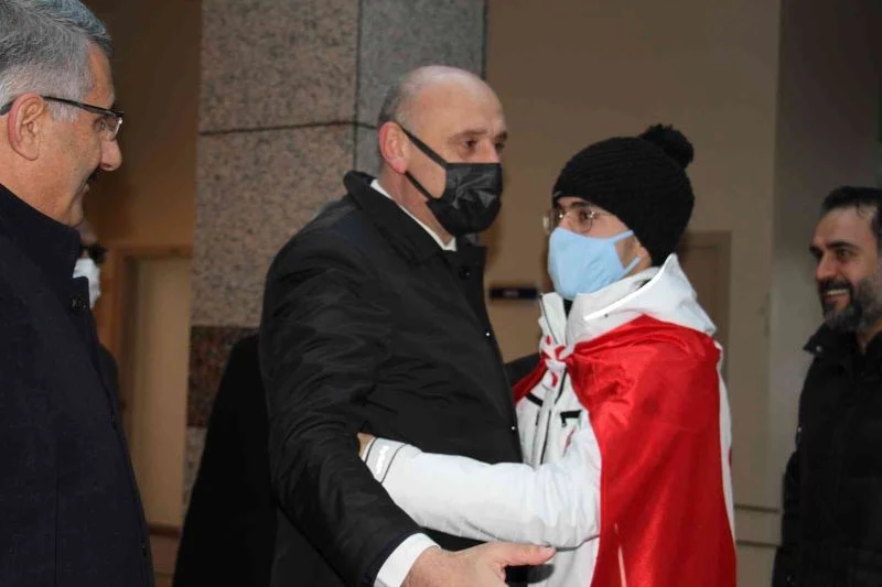 Olimpiyatlarda mücadele edecek Furkan Akar alkışlarla Çin’e uğurlandı
