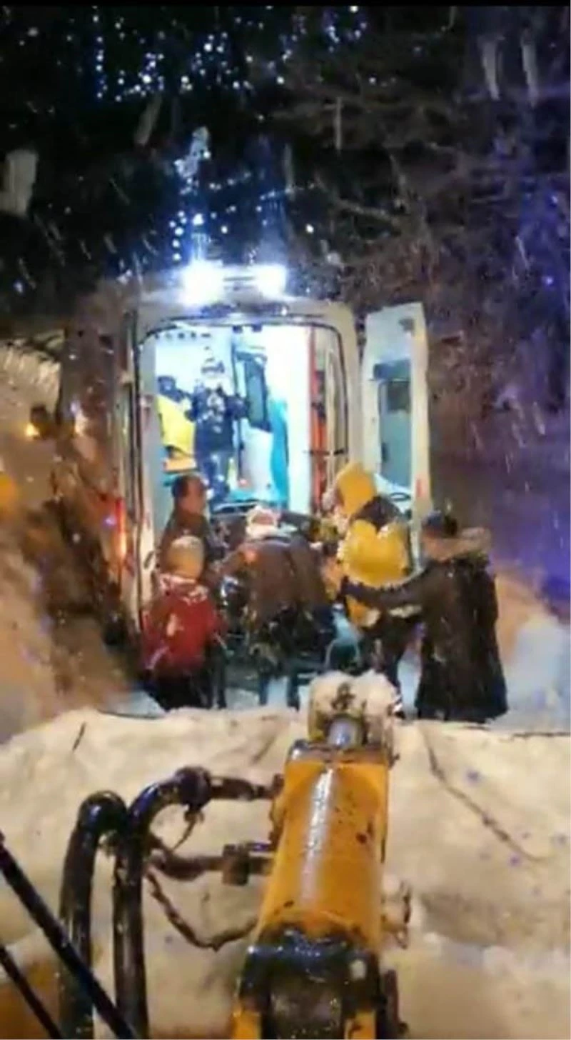 Yolları kapalı olan köydeki hastaya ulaşabilmek için ekipler seferber oldu
