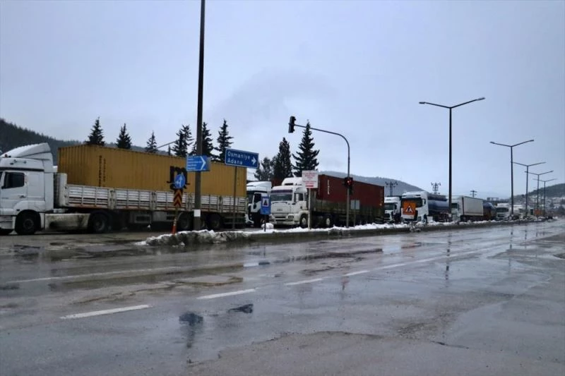 Osmaniye-Gaziantep kara yolunun Gaziantep yönü trafiğe kapatıldı