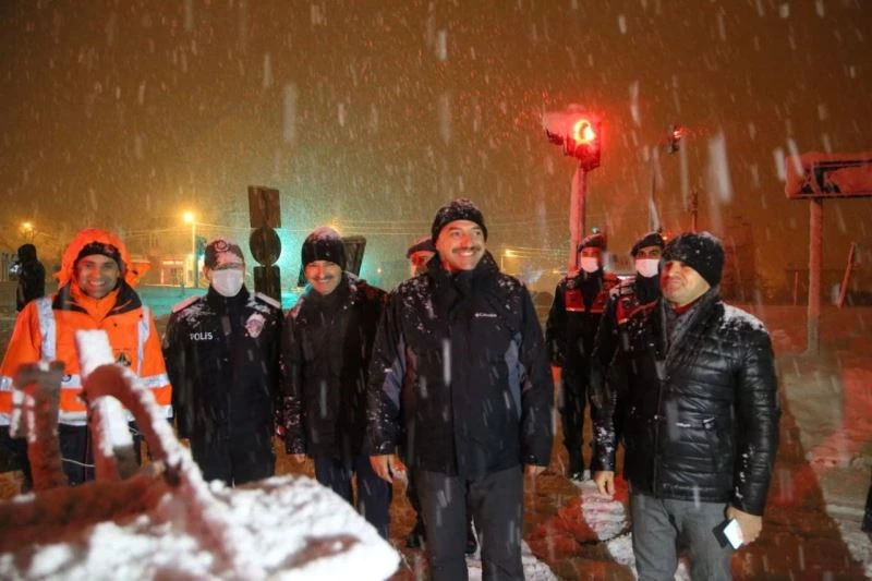 Gece lapa lapa yağan karda ekipler biran olsun uyumadı
