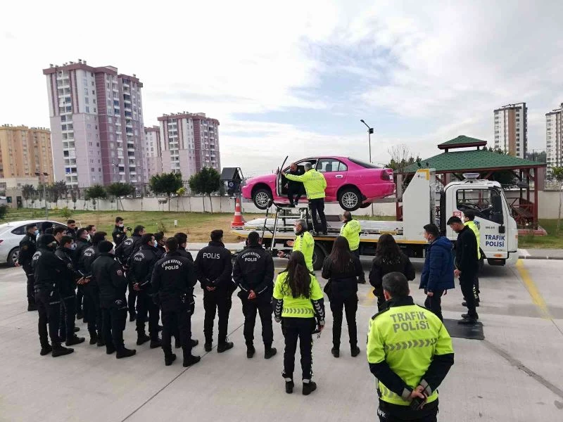 Çevik kuvvet polislerine simülasyon aracında trafik eğitimi
