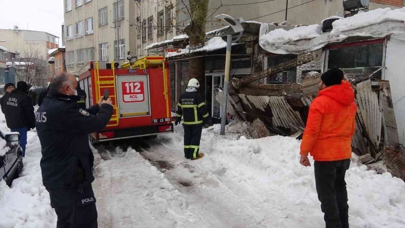 Çöken çatının altında kalan çocuk yaralandı
