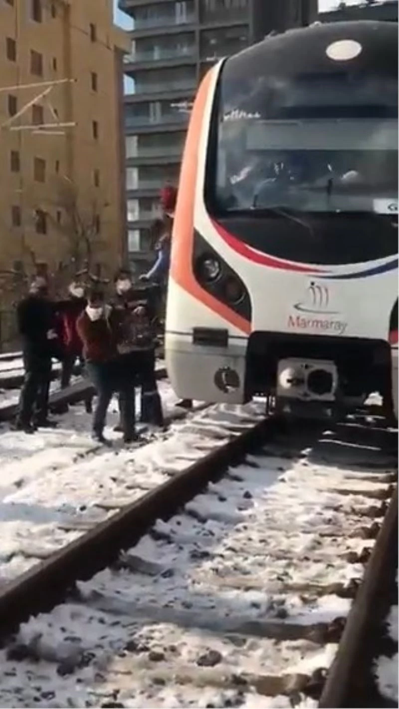 Marmaray Suadiye istasyonunda tren arıza yaptı, yolcular diğer istasyona yürüdü

