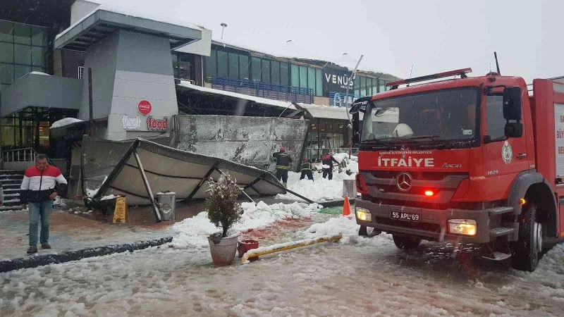 Kar yığınını taşıyamayan tente polisin üstüne çöktü
