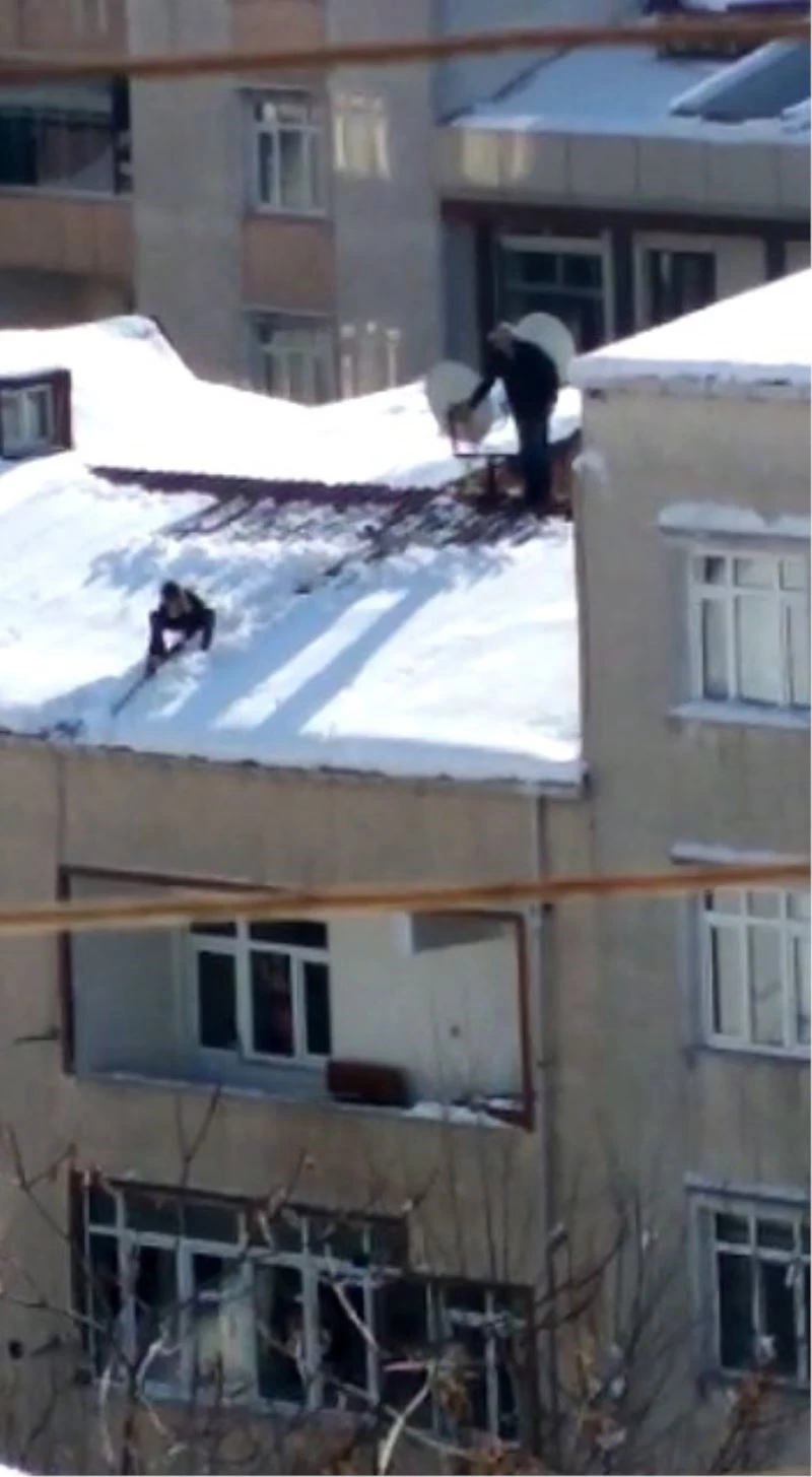 Çocuğu iple bağlayıp çatıdaki karı temizletti
