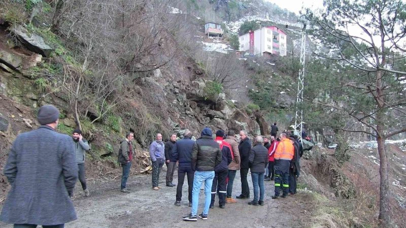 Heyelan anı kameralara yansımıştı, 4 köyün yolunu ulaşıma açmak için çalışma başlatıldı
