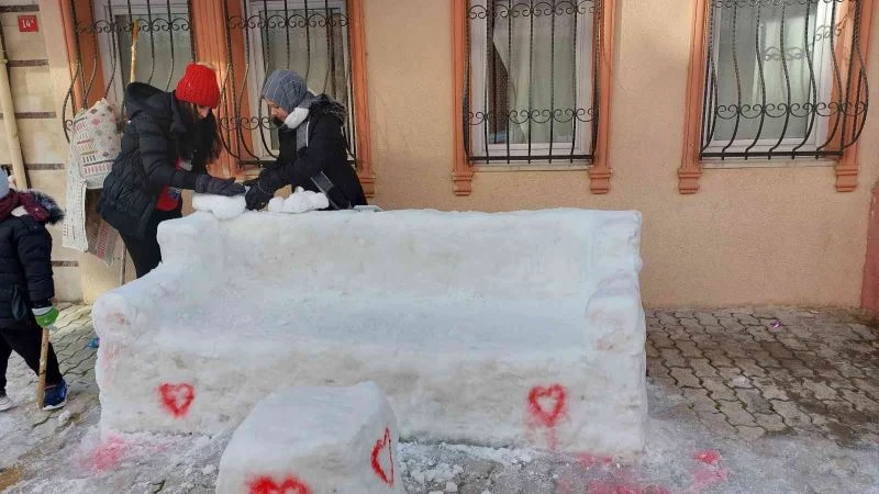 Kar yağışını fırsata çevirip sanatlarını konuşturdular
