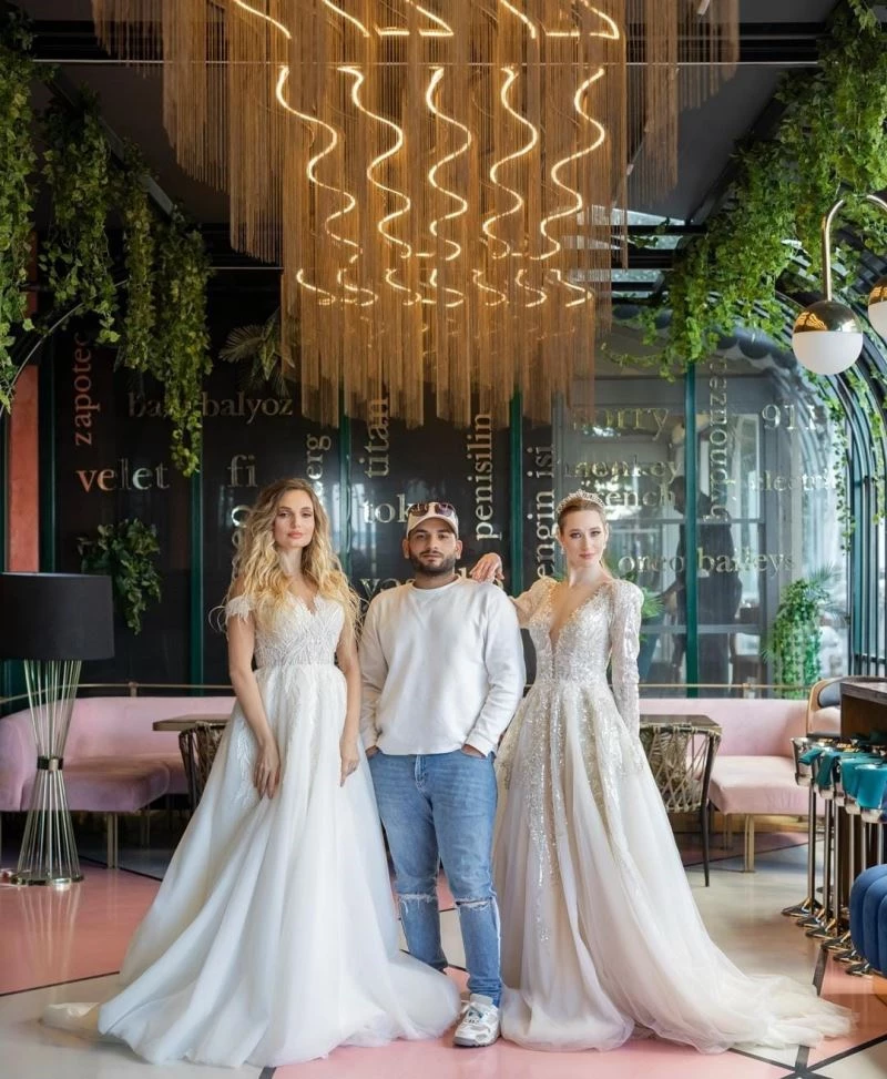 Ünlü moda tasarımcısı Yüksel, 2022-2023 yaz koleksiyonunu tanıttı
