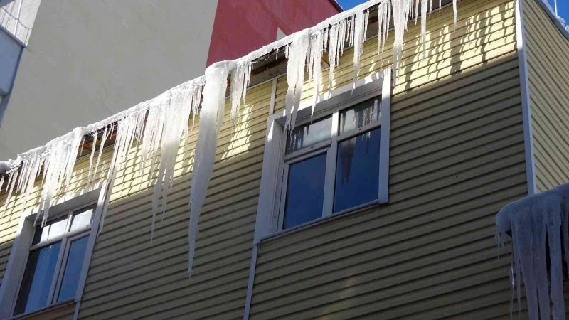 Çatılarda oluşan buz sarkıtları tehlike saçıyor
