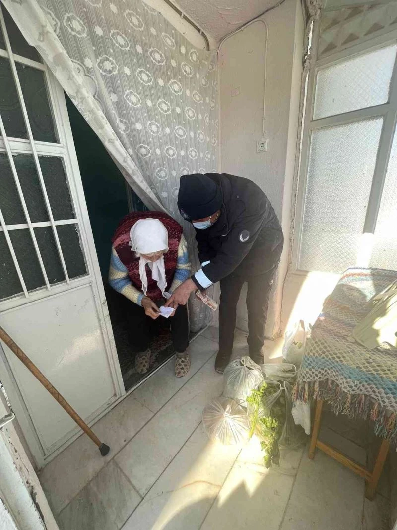 Soğuk ve kardan pazara gidemeyen yaşlı kadının yardımına zabıta yetişti
