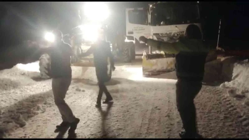 Yozgat’ta 247 köy yolunu ulaşıma açtılar, sevinçlerini oyun havası eşliğinde gösterdiler
