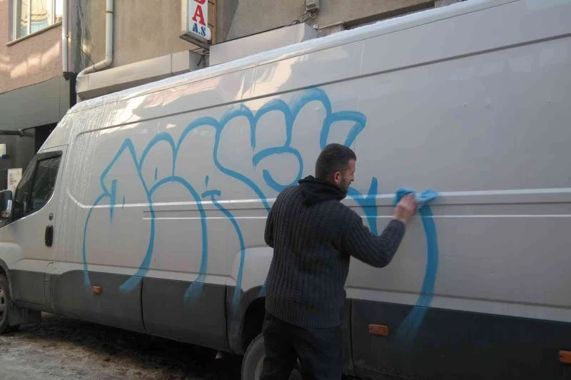 Vandallar boyadı, temizliği ona kaldı
