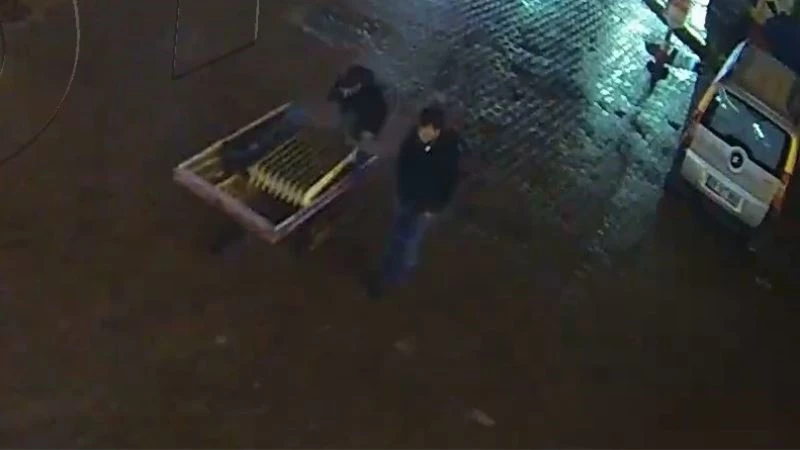 Otomobilin teyp ve hoparlörlerini çalan iki kardeşten biri tutuklandı
