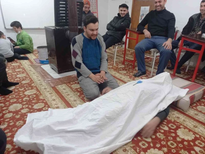 Kayakent mahallesinde vatandaşlara cenaze yıkama ve kefenleme dersi
