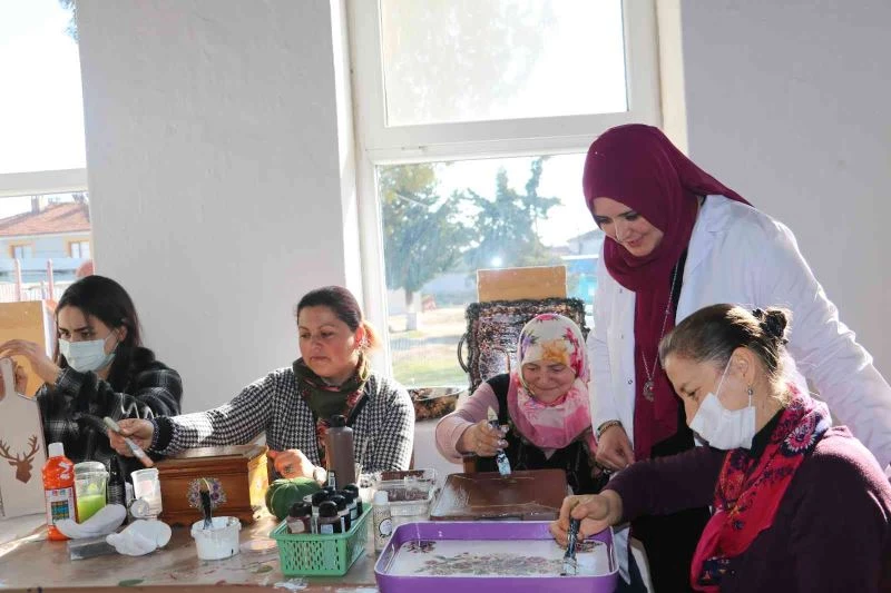 Kendi köyünde usta öğretici oldu, köy kadınlarına cesaret verdi
