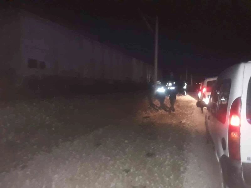 Rayların üzerine park edilen otomobile yük treni çarptı
