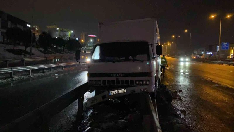 D-100’de yol ayrımını görmeyince, bariyere girdi
