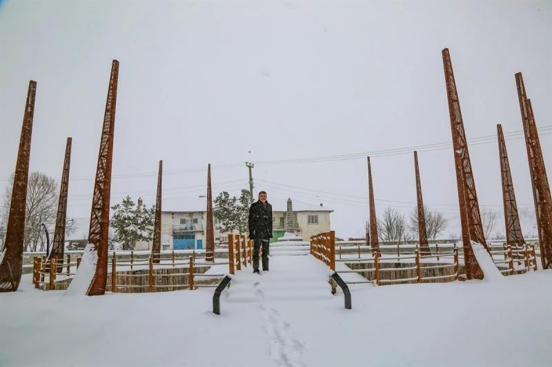 Yüzbaşı Şekip Efendi Şehitliği’ni ziyaret etti
