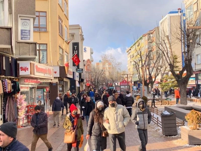 Hava yumuşadı, Eskişehirliler sokağa akın etti
