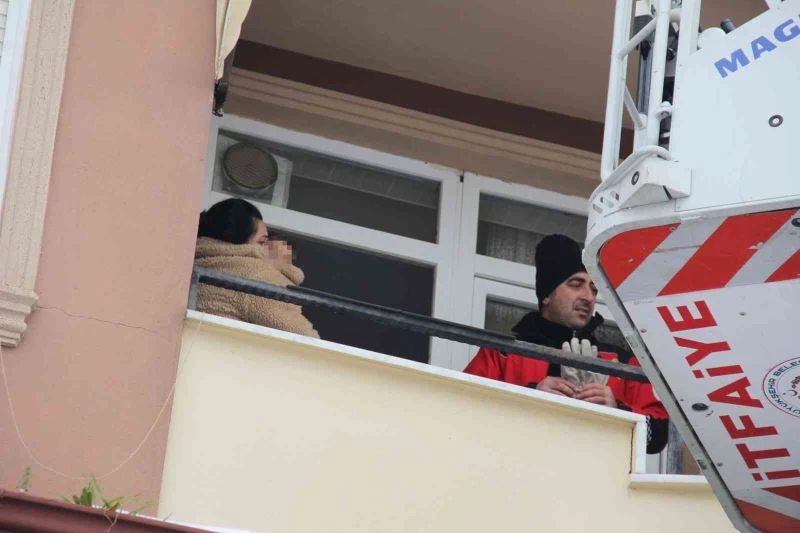 1.5 yaşındaki çocuğun yaramazlığı, annesini balkonda mahsur bıraktı
