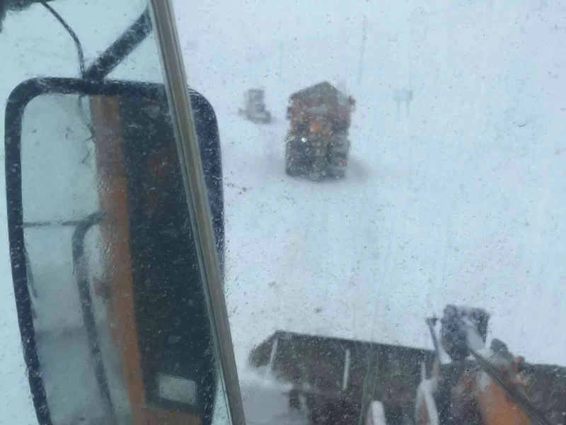 Kop dağında kar ve tipi ulaşımı olumsuz etkiliyor
