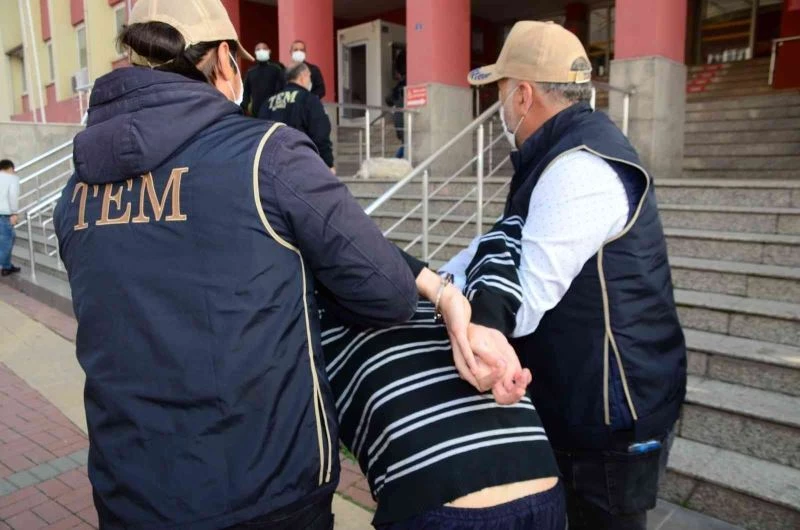 Şehit mezarlarına çirkin saldırı yapan zanlı, duruşma salonunda da şehide küfür etti
