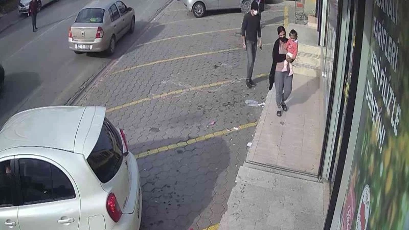 Kucağında bebeği olan kadının cüzdanını böyle çaldı
