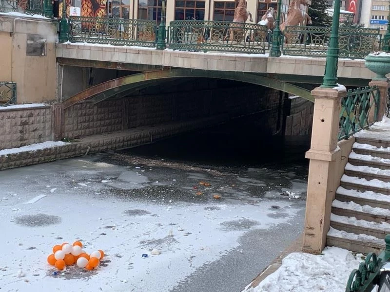 Donmuş Porsuk Çayı üzerinde çöpler
