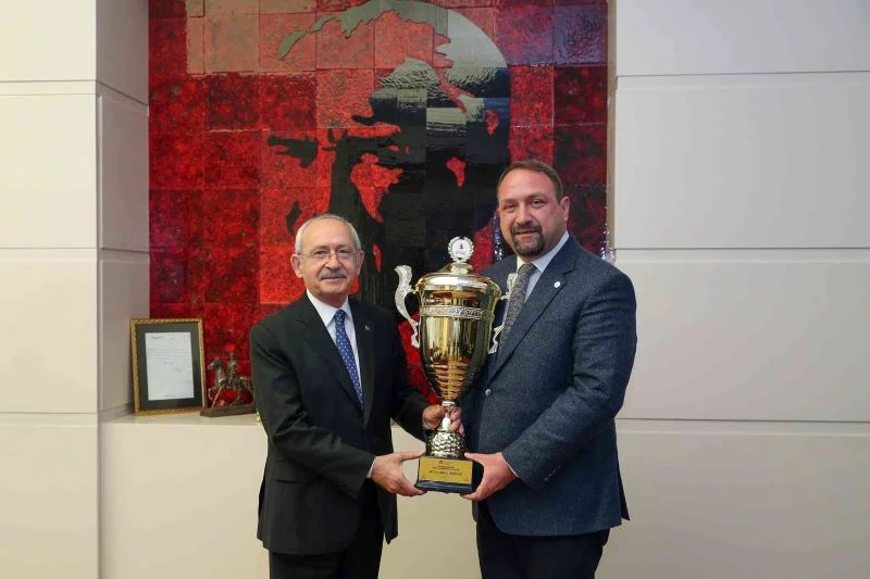 Gümrükçü, en büyük kupayı Kılıçdaroğlu’na götürdü
