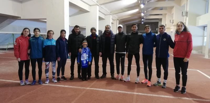 Atletler, şampiyonalar için kapalı salonda çalışıyor
