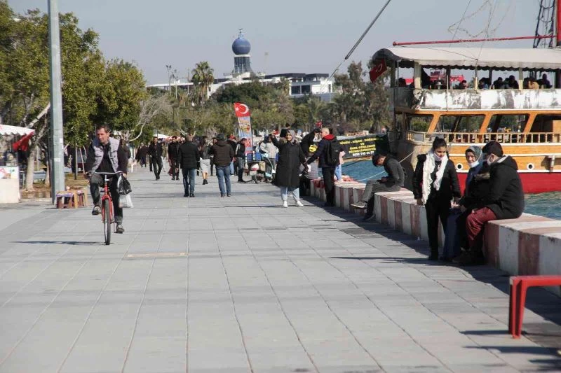 Günler sonra güneşi gören Mersinliler sahile aktı
