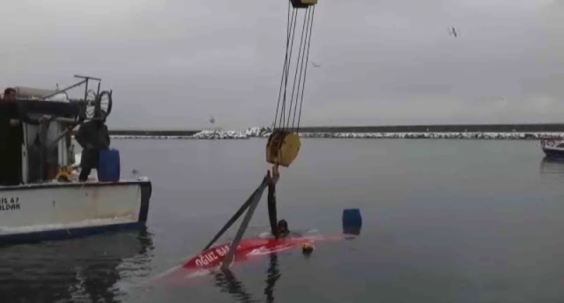 Kar yağışı sonrası limandaki 6 tekne su altında kaldı
