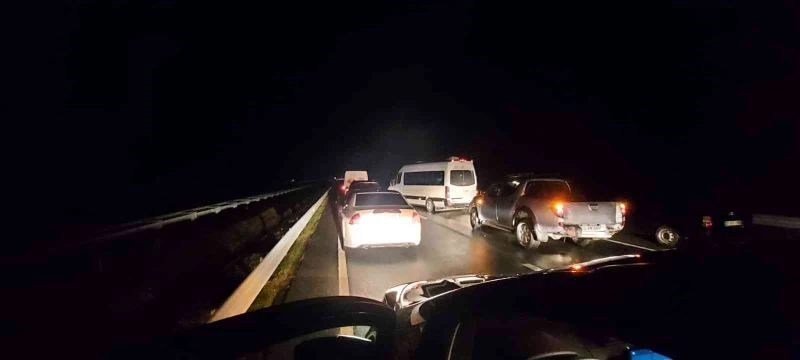 Artvin’in Arhavi ilçesinde meydana gelen heyelan nedeniyle Karadeniz Sahil Yolu çift taraflı trafiğe kapatıldı.
